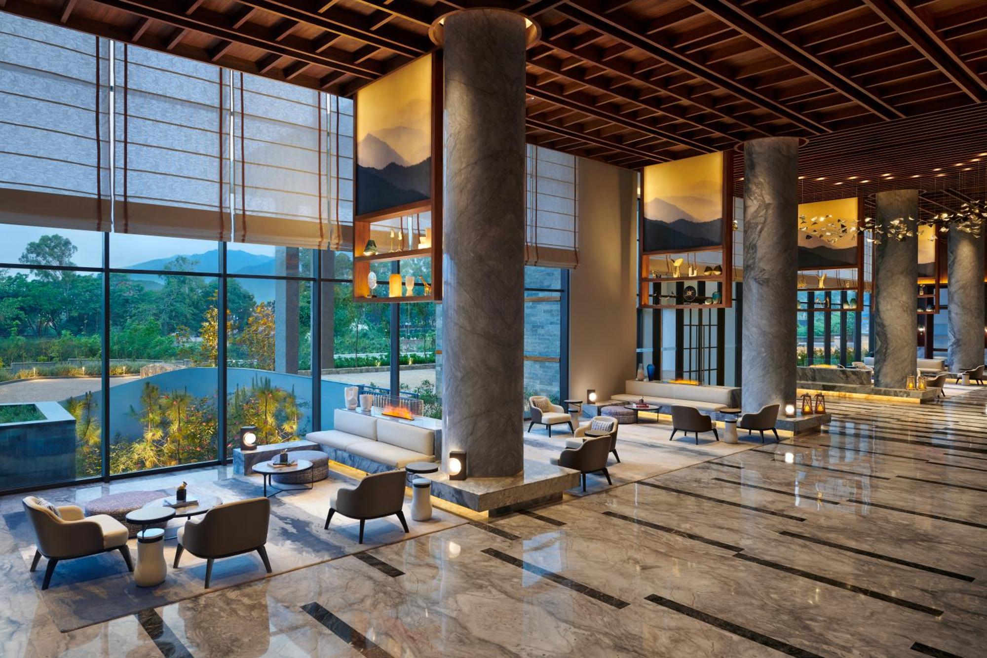 Hyatt Regency And 5*